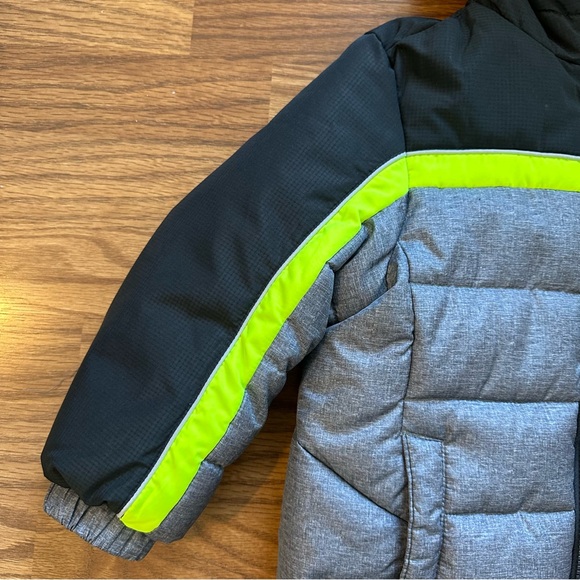 ZeroXposur XS 4-5 Boys Full Zip Hooded Lined Winter Coat Black Neon Yellow EUC! - Picture 6 of 13